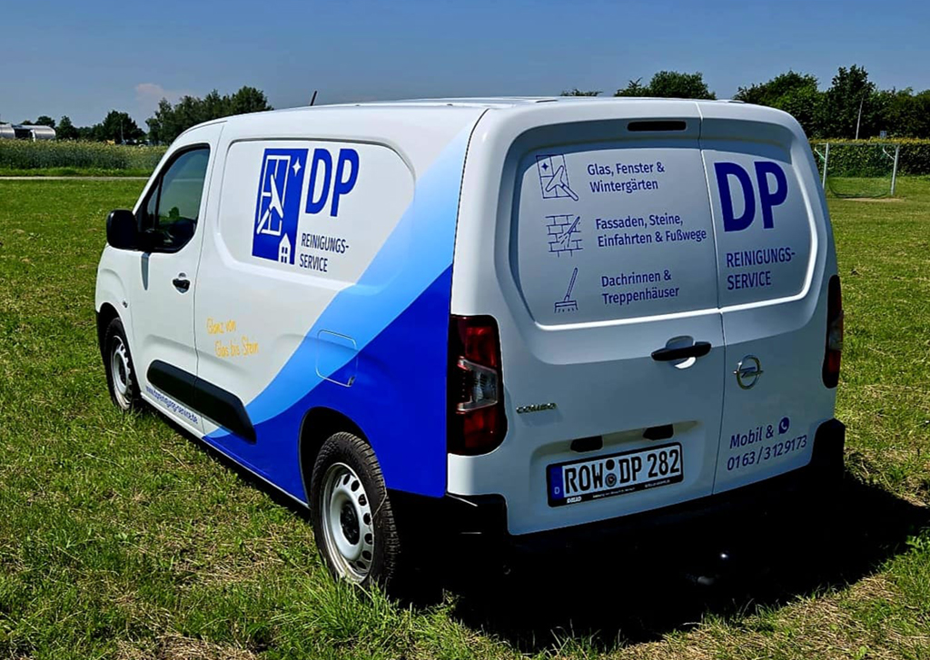 Fahrzeug beschriftet mit DP Reinigungs-Service