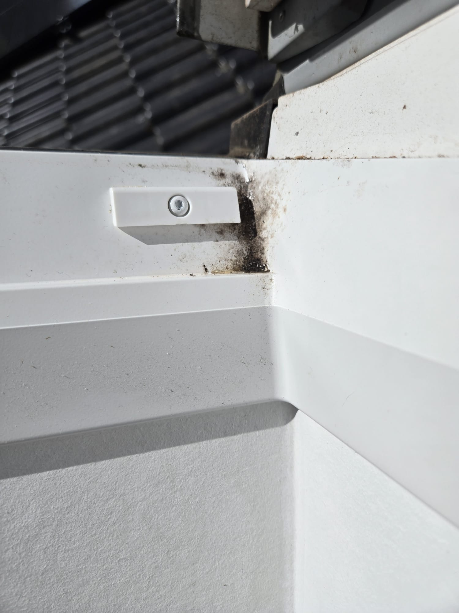 Dachfenster-Ecke vor der Glasreinigung