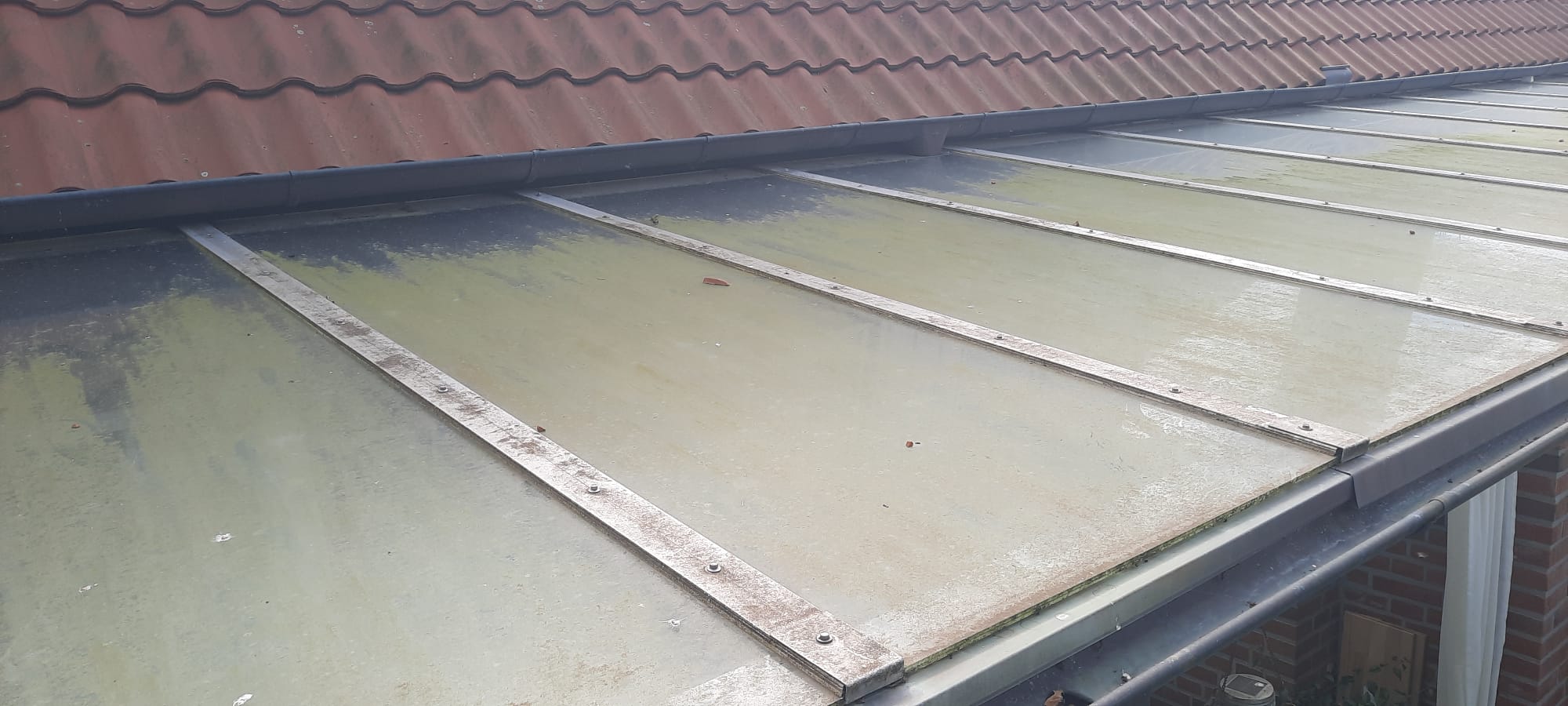 Terrassenüberdachung vor der Glasreinigung